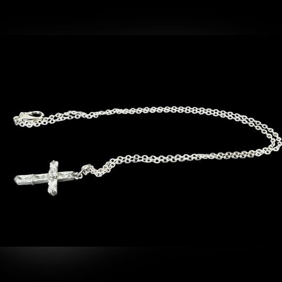 Silver plated & Clear CZ cross pendant plus matching necklace - Picture 5 of 7